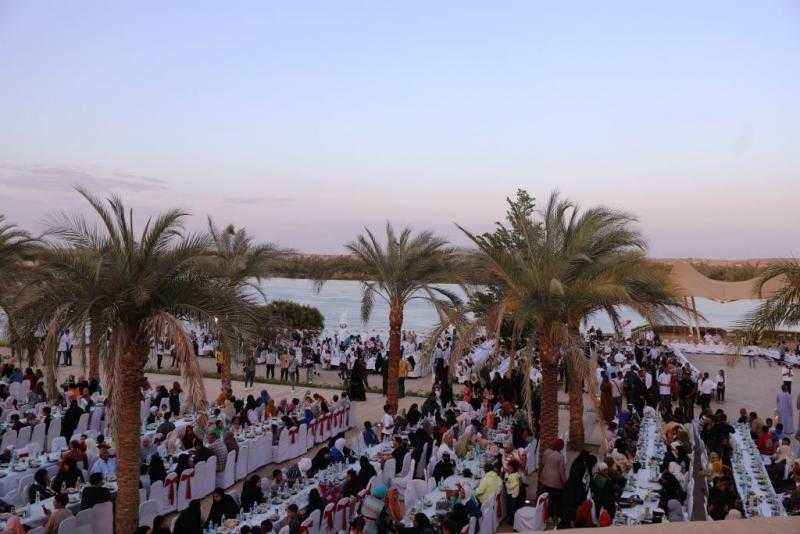 محافظ أسوان يشارك 1500 من العاملين والمواطنين إفطار رمضان.. صور