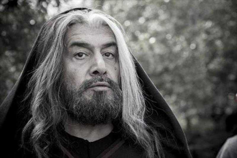 عابد فهد يتعرض لهجوم شديد على السوشيال ميديا بسبب انتقاده لمسلسل الحشاشين