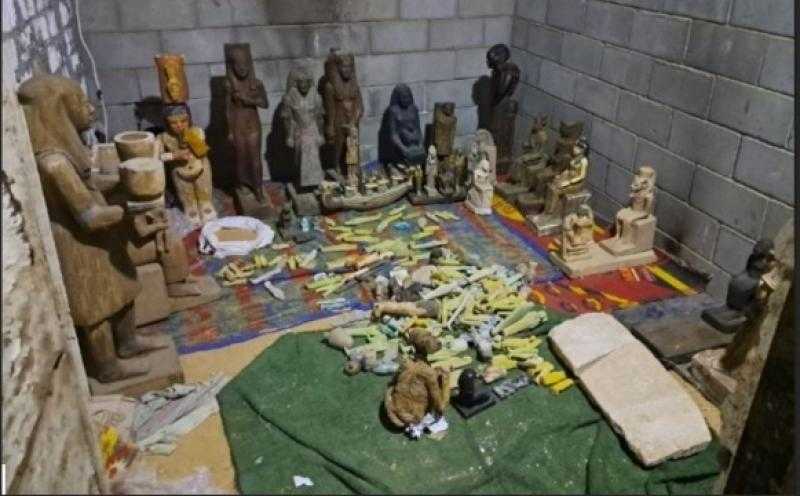 بحوزتهما 319 قطعة.. القبض على شخصين للنصب على المواطنين وبيع تماثيل أثرية مقلدة