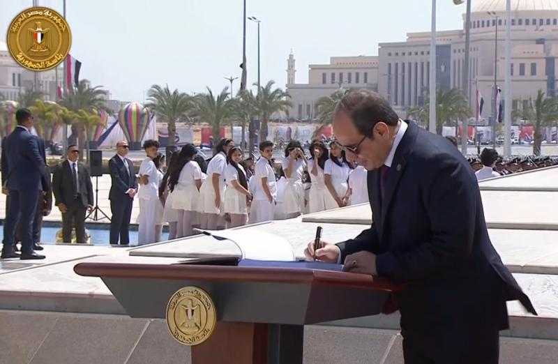 الرئيس السيسي يوقع في سجل الشرف بالنصب التذكاري بالعاصمة الإدارية الجديدة