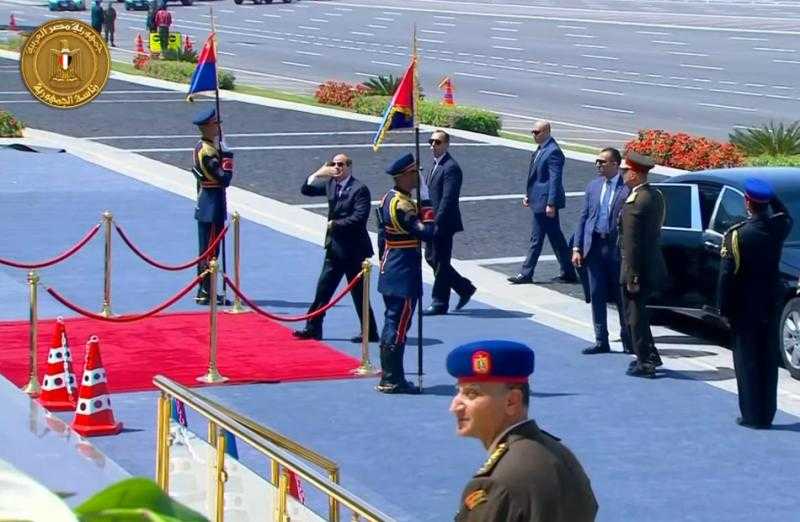 الرئيس السيسي يحيي الجماهير التي احتشدت لتحيته بساحة الشعب بالعاصمة الإدارية الجديدة