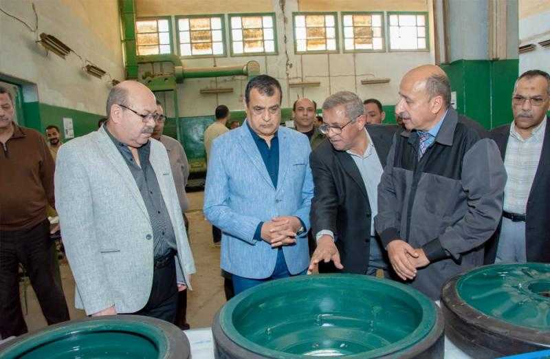 وزير الدولة للإنتاج الحربي يُفاجئ عمال وقيادات ”هليوبوليس للصناعات الكيماوية”