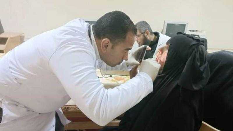 الكشف على 1739 مواطنا في قافلة طبية تضم 8 تخصصات ببني سويف