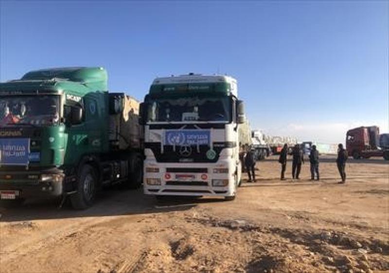 دخول 245 شاحنة مساعدات من معبري رفح وكرم سالم لقطاع غزة