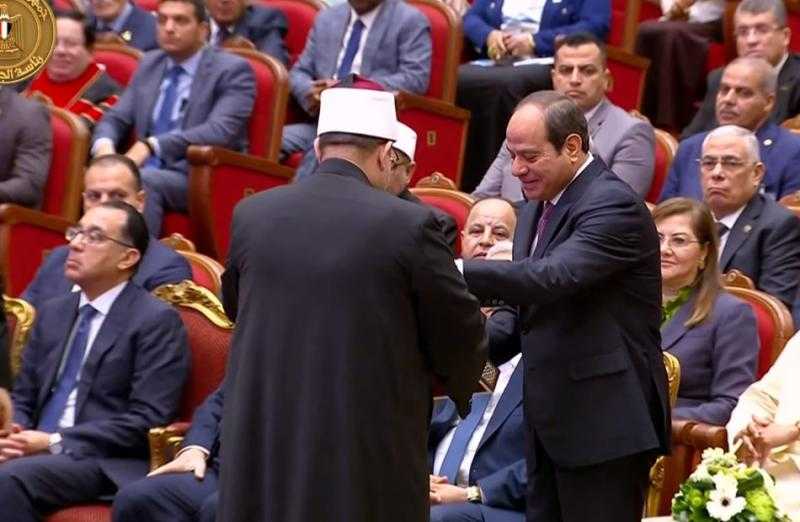 وزير الأوقاف يُهدي الرئيس السيسي ”موسوعة رؤية” لإصدارات تجديد الخطاب الديني