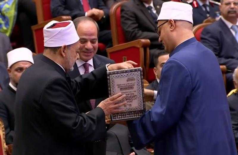 شيخ الأزهر يهدى الرئيس السيسي الإصدار الثاني من مجلة الأزهر