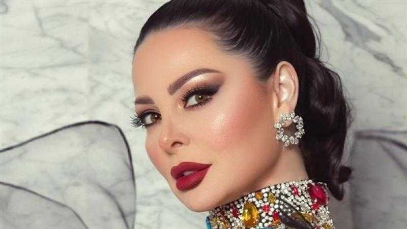 الريش يزين عباءة ديانا كرزون الرمضانية