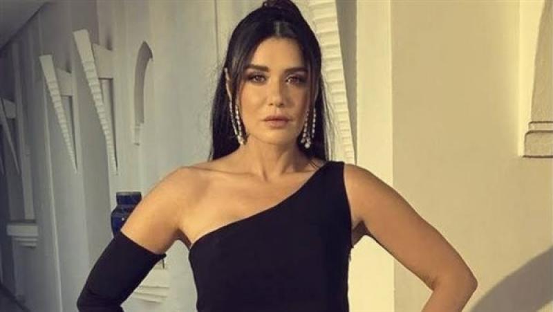 غادة عادل تثير إهجاب متابعيها بفستان جذاب ومكياج صاخب في أحدث ظهور