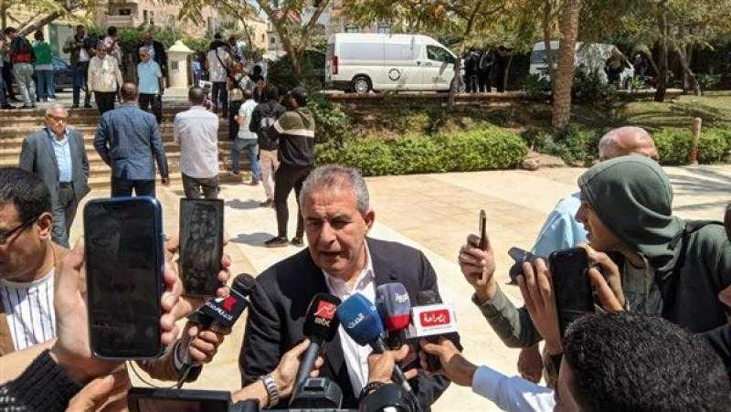طاهر أبو زيد يشارك في جنازة الدكتور أحمد فتحي سرور