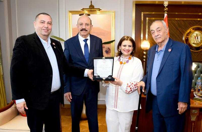 رئيس المركز الثقافي المصري الأمريكي يهدي درع المركز لوزيرة الهجرة