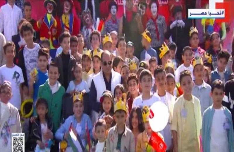 صورة تذكارية للرئيس السيسي مع أبناء الشهداء خلال حفل عيد الفطر