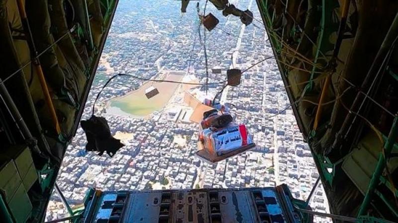 مصر تواصل أعمال الإسقاط الجوي للمساعدات الإنسانية على شمال قطاع غزة
