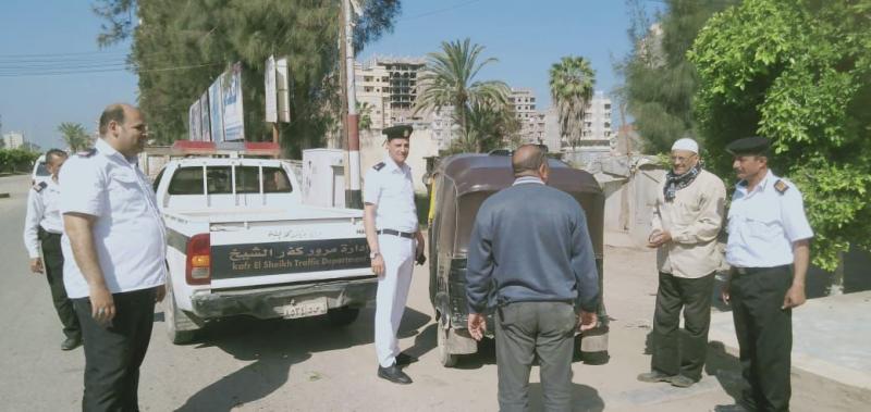 محافظ كفر الشيخ: متابعة حملات تطبيق التعريفة الموحدة 5 جنيهات لمركبات ”التوك توك”