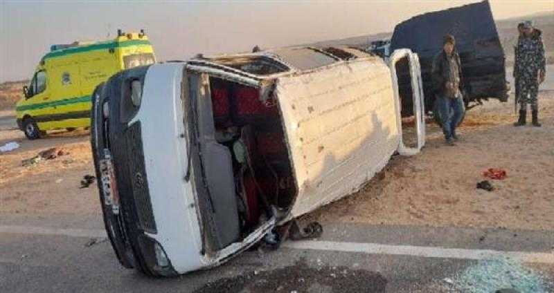 إصابة 8 أشخاص إثر انقلاب سيارة ميكروباص بصحراوي البحيرة