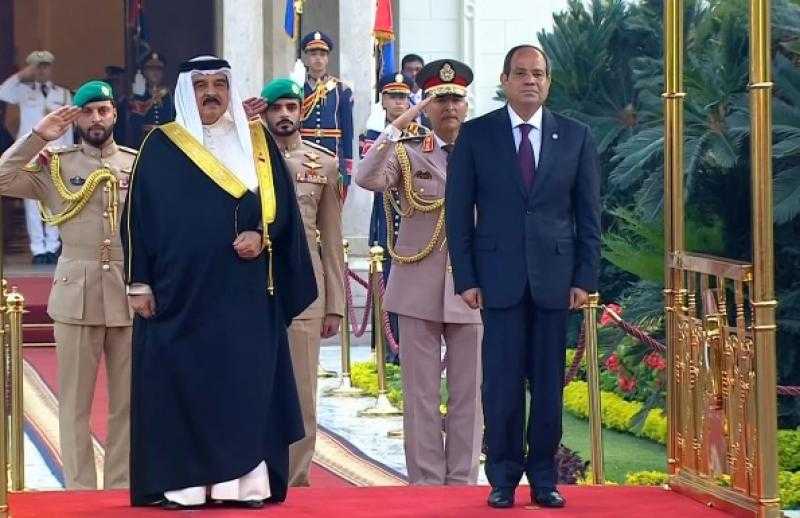 الرئيس السيسي وعاهل البحرين يستعرضان حرس الشرف بقصر الاتحادية