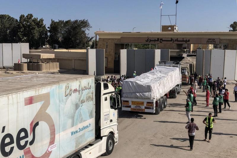 ”القاهرة الإخبارية”: 275 شاحنة مساعدات إنسانية دخلت غزة عبر معبري رفح البري وكرم أبو سالم