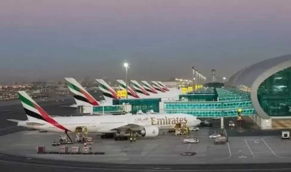 حريق قرب مطار دبي الدولي بعد استهداف بطائرة مسيرة