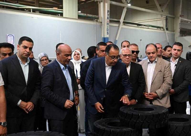الحكومة تُعلن بدء الإنتاج التجريبي لإطارات السيارات بمصانع ”بيراميدز”.. صور