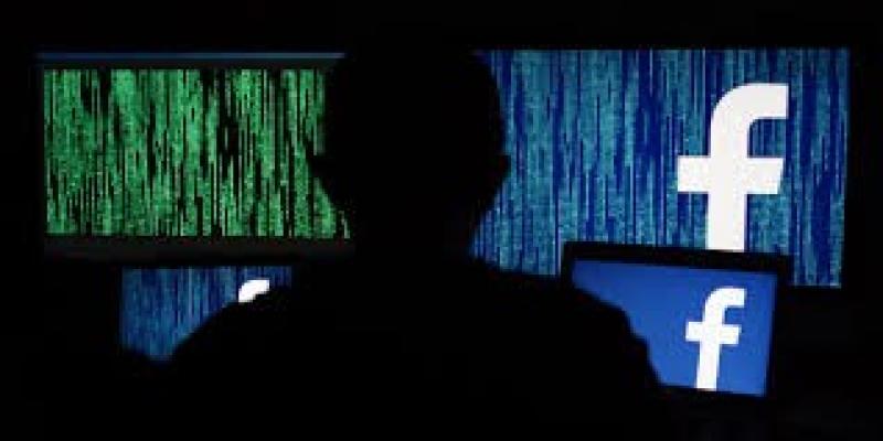ضبط المتهم بسرقة حسابات فيس بوك من مواطنين لطلب تحويل مبالغ مالية