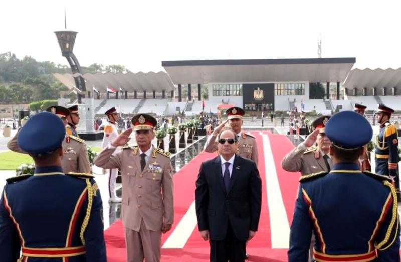 الموقع الرئاسي ينشر فيديو احتفال الرئيس السيسي بذكرى تحرير سيناء بوضع إكليل من الزهور على قبر الجندي المجهول