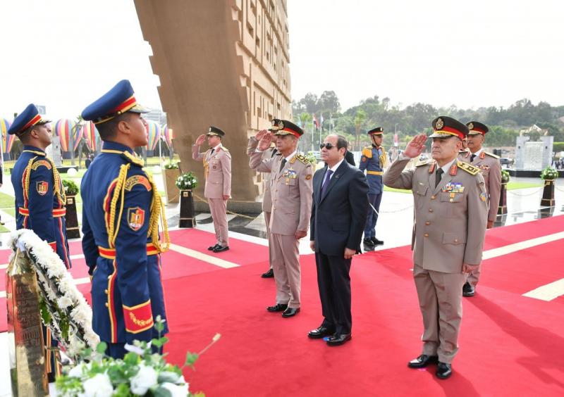 المتحدث الرئاسي ينشر صورًا للرئيس السيسي يضع إكليلًا من الزهور على قبر الجندي المجهول