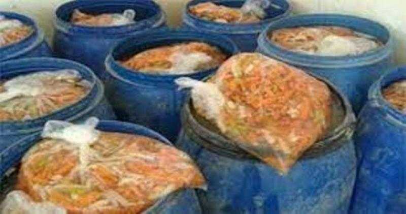 ضبط 6 أطنان مخللات غير صالحة في جرجا وطهطا بسوهاج