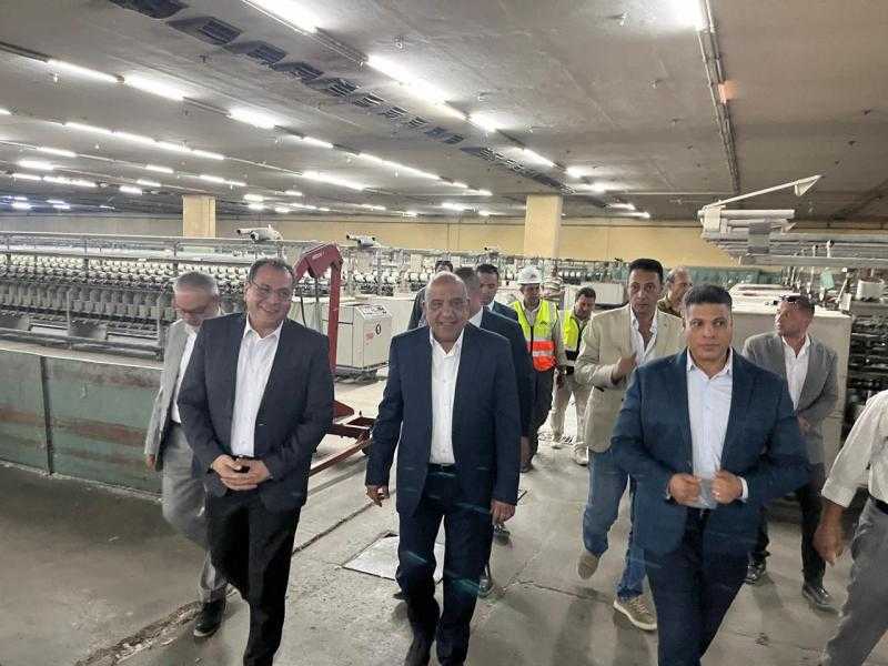 وزير قطاع الأعمال العام يتفقد مصانع شركة مصر شبين الكوم للغزل والنسيج بمحافظة المنوفية