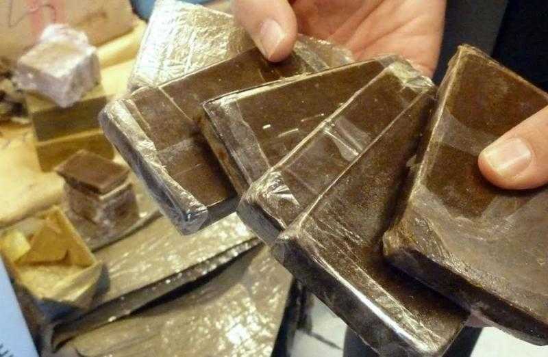 ضبط 3 عاطلين وبحوزتهم 5,5 كيلو حشيش وسلاح ناري بكفر الشيخ