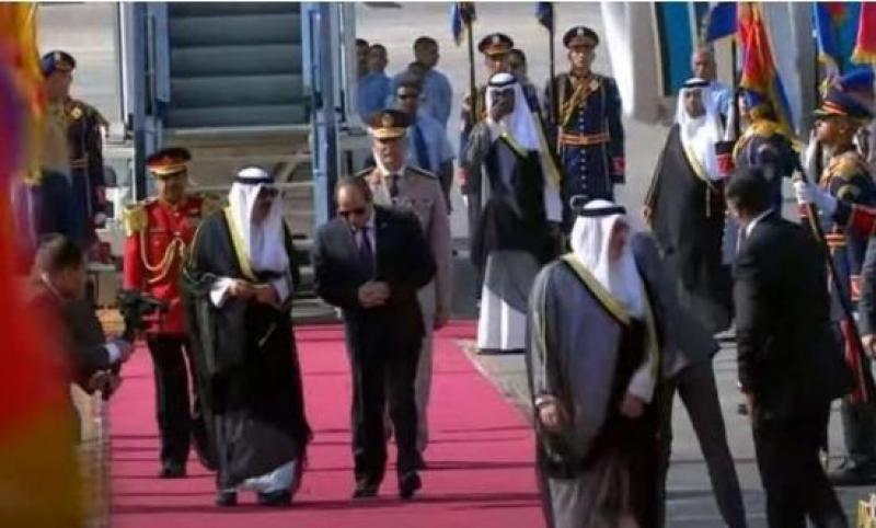 الرئيس السيسي يصطحب أمير الكويت من مطار القاهرة إلى قصر الاتحادية