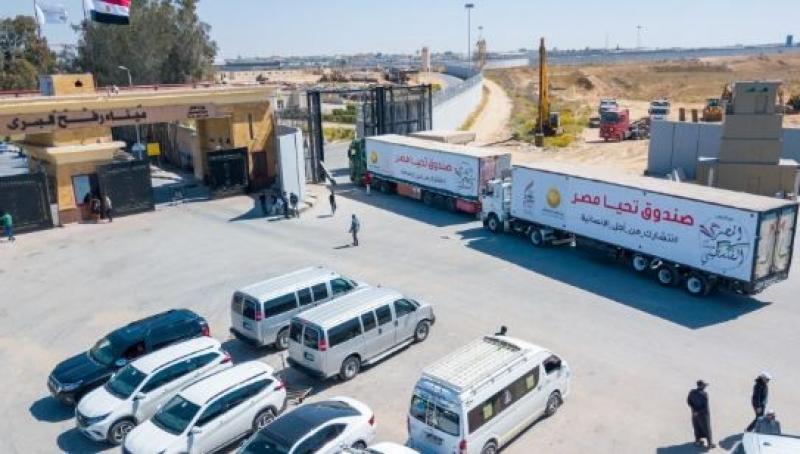 وصول القافلة الإغاثية الخامسة من صندوق تحيا مصر إلى الجانب الفلسطيني.. صور