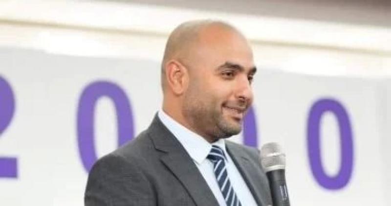وزير الاتصالات يتقدم جنازة محمد عزب رئيس قطاع الإعلام بالمصرية للاتصالات