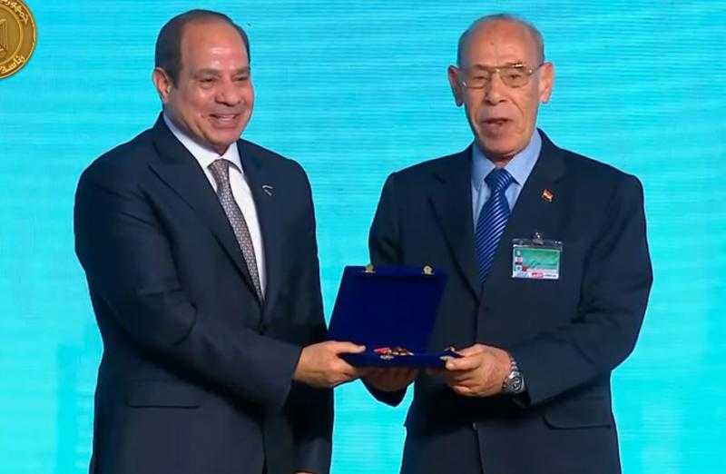 الرئيس السيسي يكرّم عددا من النماذج العمالية المتميزة خلال الاحتفال بعيدهم.. صور