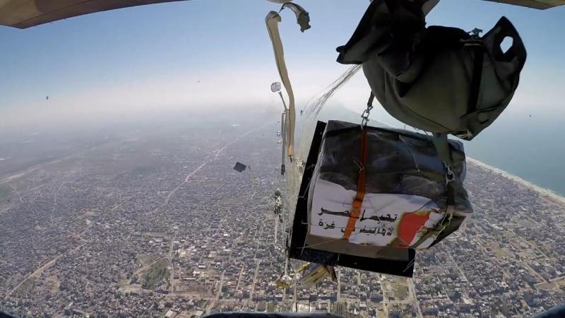 مصر تكثف أعمال الإسقاط الجوى اليومي للمساعدات الإنسانية والإغاثية على شمال قطاع غزة.. فيديو