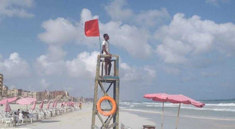 رفع الرايات الحمراء على شواطئ الإسكندرية باستثناء سيدي بشر