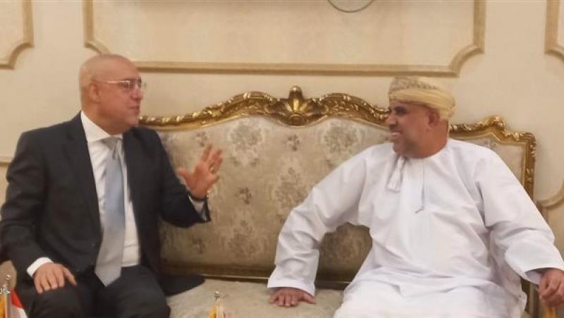 وزير الإسكان يستقبل نظيره العماني والوفد المرافق له بمطار القاهرة