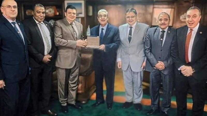 رئيس هيئة المحطات النووية يهدي لوزير الكهرباء هدية رمزية من العملات التذكارية