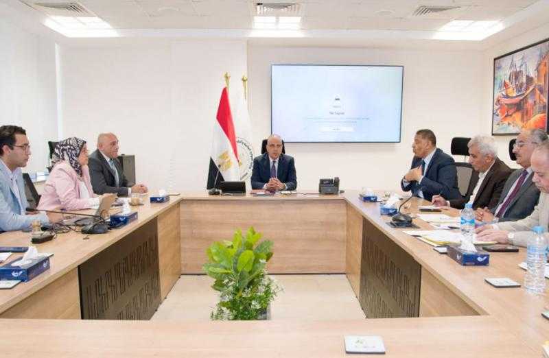 وزير الري يُتابع موقف تحصيل مستحقات الوزارة المالية| صور