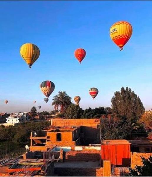 سماء الأقصر تشهد خروج 1200 سائح على متن 40 رحلة بالون طائر