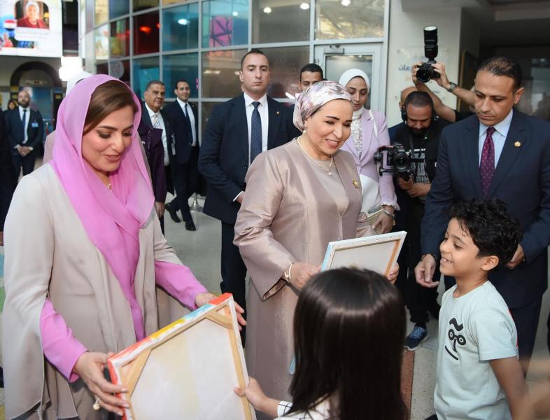 السيدة انتصار السيسى وحرم جلاله سلطان عمان في زيارة لمستشفى ٥٧٣٥٧