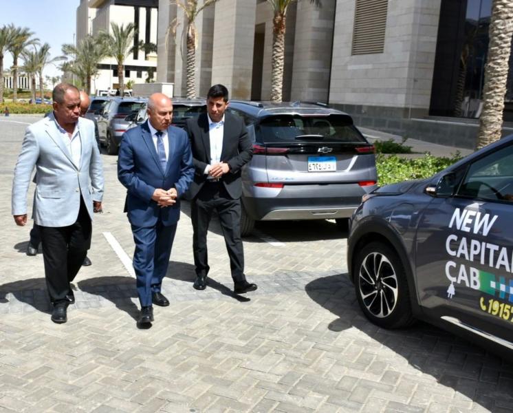 وزير النقل يُعاين السيارات الكهربائية التي سيتم تشغيلها لخدمة المواطنين في العاصمة الإدارية.. صور
