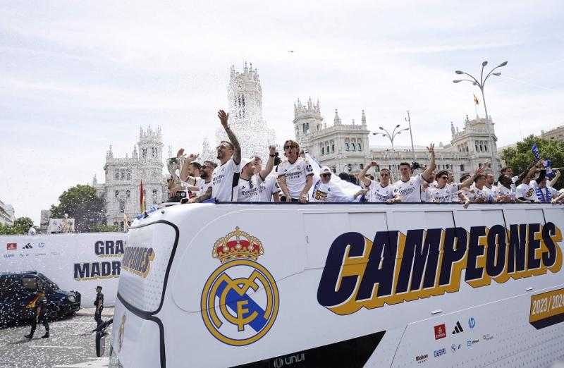 ريال مدريد يحتفل بلقب الدوري الإسباني بين جماهيره