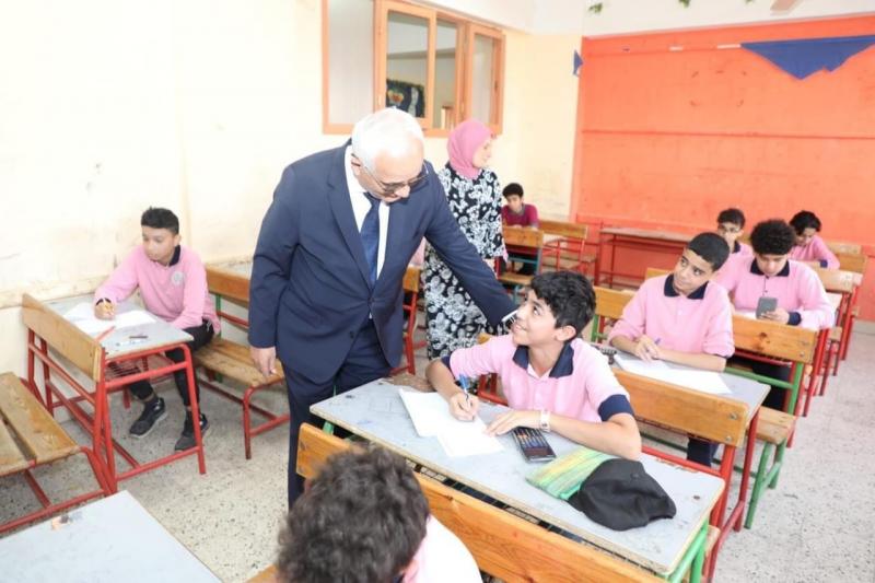 وزير التربية والتعليم يتابع امتحانات صفوف النقل للمرحلتين الابتدائية والإعدادية