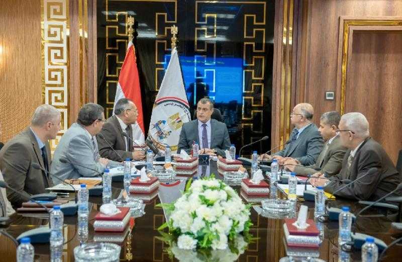 وزير الدولة للإنتاج الحربي يبحث موقف تنفيذ العقود الخاصة بعدد من المشروعات