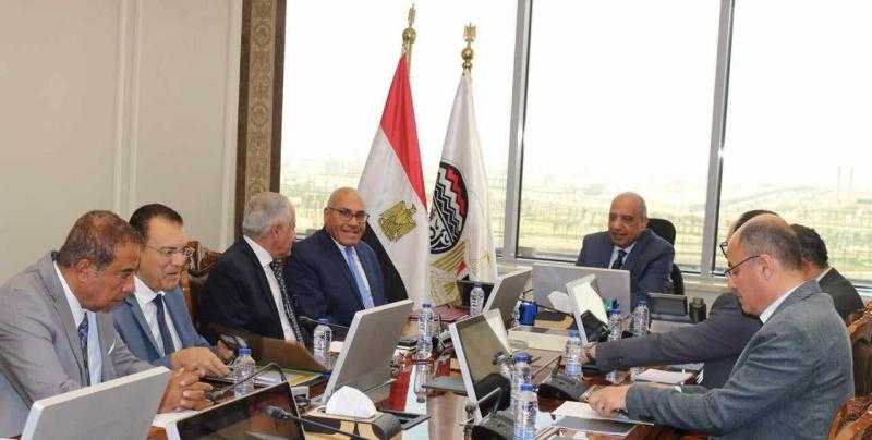 وزير قطاع الأعمال: بحث إنشاء مجمع صناعي للاستفادة من خام الحديد المتوفر بالمناجم