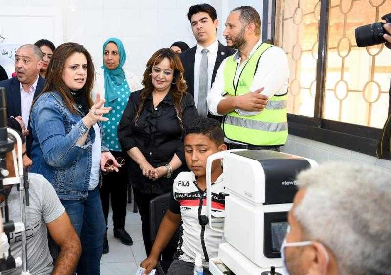 ضمن جولتها بمحافظة بني سويف ضمن مبادرة «مراكب النجاة».. وزيرة الهجرة تتفقد قافلة مؤسسة ”راعي مصر” الطبية بقرية علي حمودة