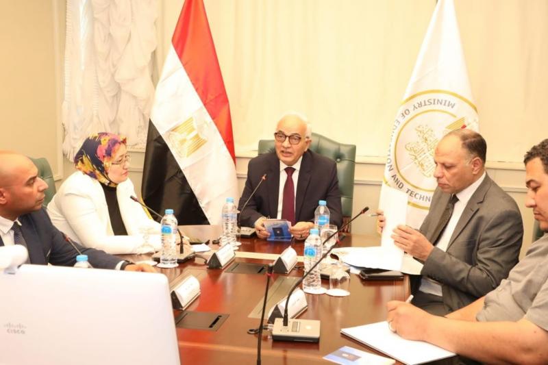 وزير التعليم: تفتيش طلاب الشهادة الإعدادية قبل بدء الامتحانات.. ونتيجة الابتدائية فور انتهاء التصحيح