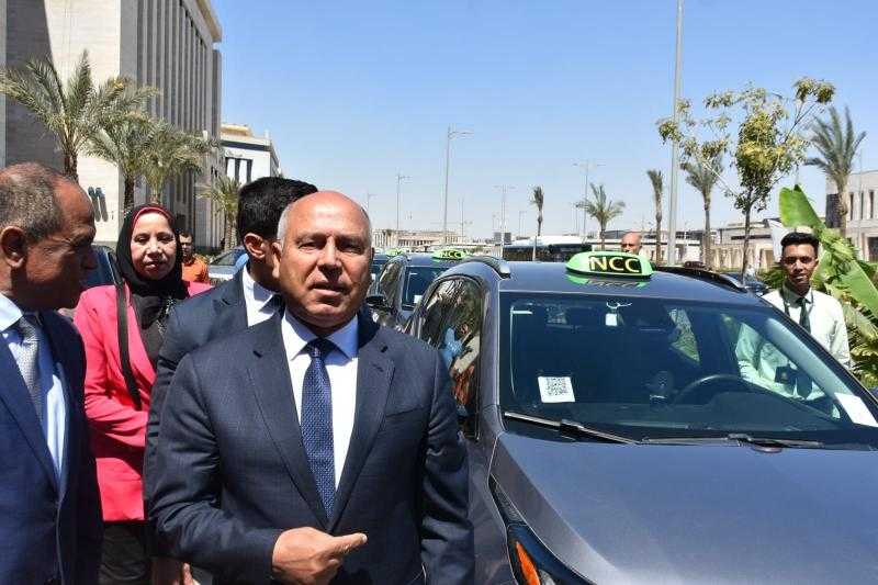 وزير النقل يشهد التشغيل التجريبي للمرحلة الأولى من التاكسي الكهربائي بالعاصمة الإدارية.. صور