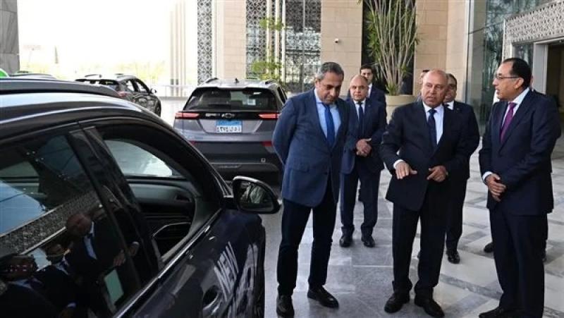 رئيس الوزراء يتفقد سيارات ”تاكسي العاصمة” أمام مقر المجلس بالعاصمة الإدارية