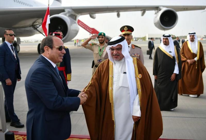 الرئيس السيسى يصل البحرين ويلتقى الملك حمد بن عيسى ويعقد لقاءات غدًا