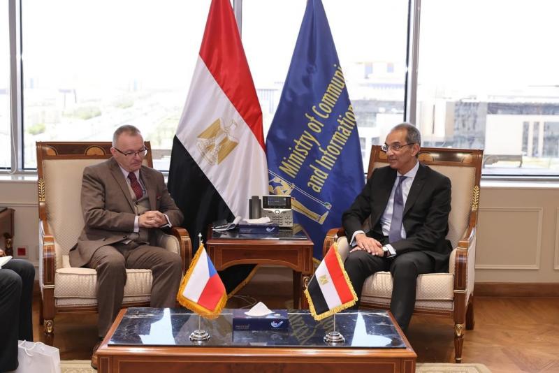 وزير الاتصالات وتكنولوجيا المعلومات يبحث مع سفير التشيك تعزيز التعاون فى مجالات التحول الرقمى والذكاء الاصطناعى